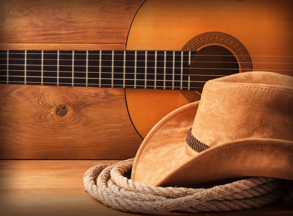 Countrymusiker mit Cowboyhut und Gitarre